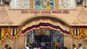 "पुणे गणेशोत्सव 2025 में मंडलों की सजावट और भक्तों की भीड़" dagdusheth ganpati