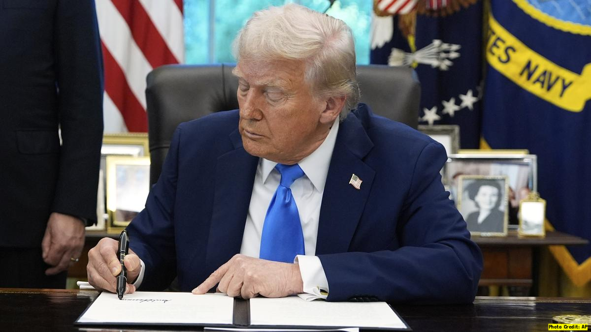 Donald Trump signs H-1B visa executive order in Oval Office, September 19, 2025