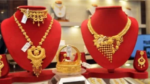 Gold and silver jewellery displayed in a showroom representing gold prices drop and silver price rise in 2025.