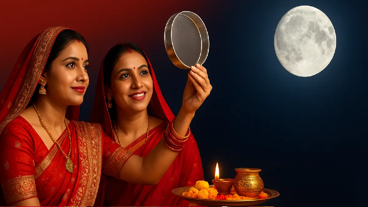 Karva Chauth Ki Kahani के दौरान रानी वीरवती की कथा सुनती महिलाएं, करवा चौथ व्रत और चाँद दर्शन
