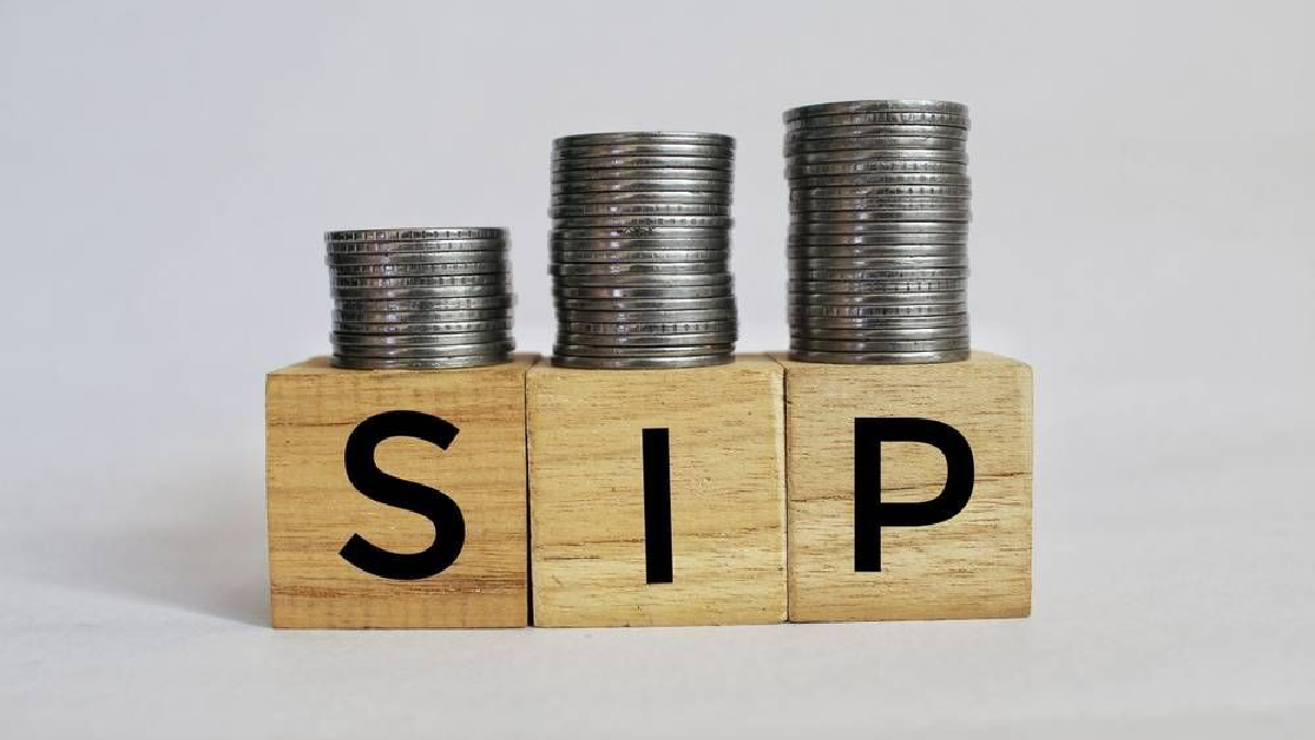 एक ग्राफिक जिसमें दिखाया गया है कि ₹5000 प्रति महीने की SIP निवेश से 5 साल में 4 लाख रुपये तक की राशि कैसे बन सकती है। म्यूचुअल फंड SIP, SIP Calculator, SIP Returns और लॉन्ग टर्म निवेश की ताकत को दर्शाता है।